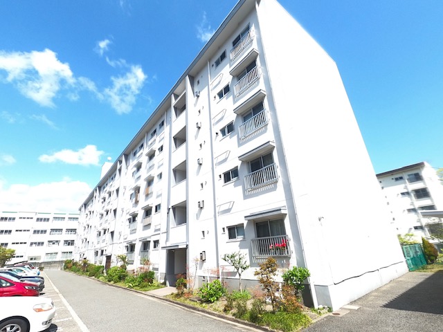 建物外観　緑に囲まれた閑静な住宅街