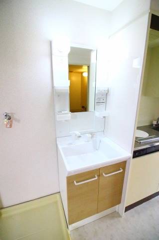 洗面設備　独立洗面台。洗面台が独立なのは意外に大事