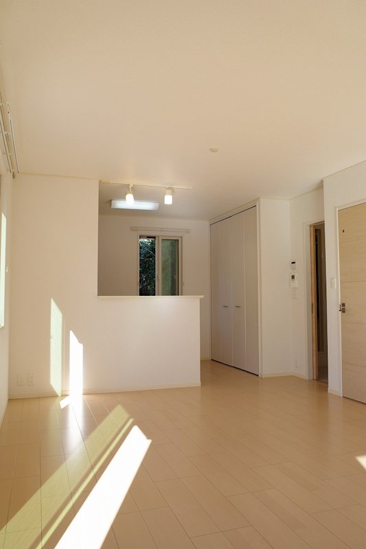 居室・リビング　対面キッチンでリビングを見ながら料理等ができます