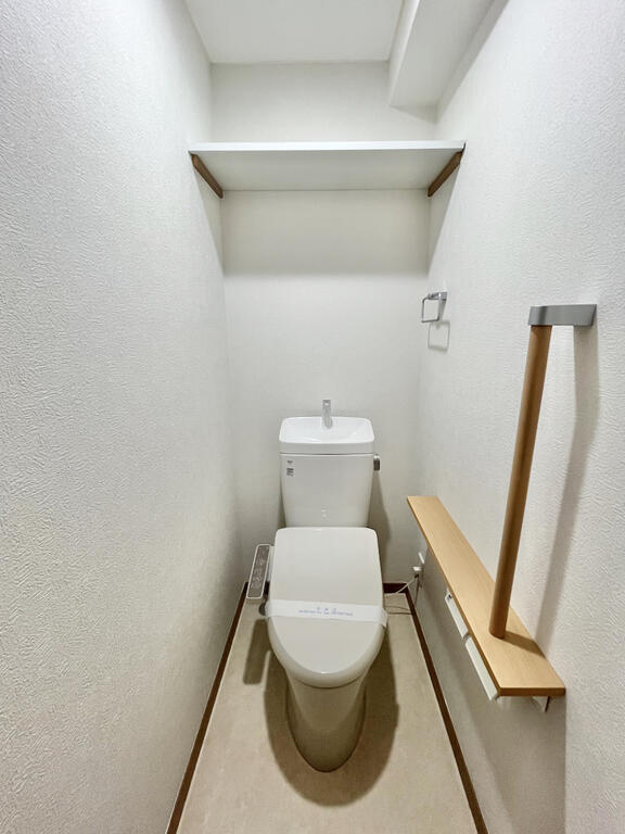 トイレ　●温水洗浄便座付きのトイレ！（上部に棚あり）