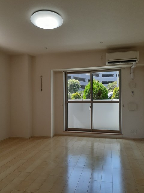 居室・リビング　10.7帖の洋室♪