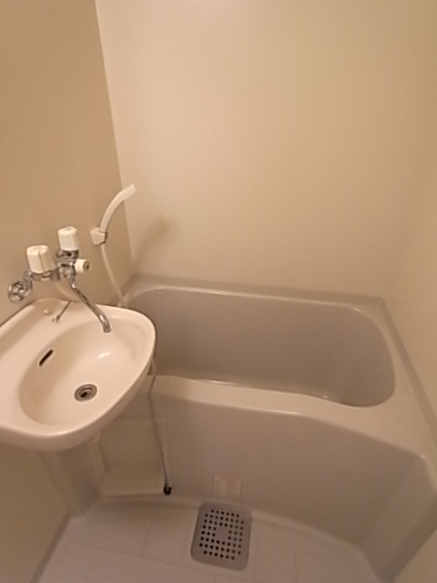 バス・シャワールーム　お風呂・トイレ別のセパレートはいいですね。