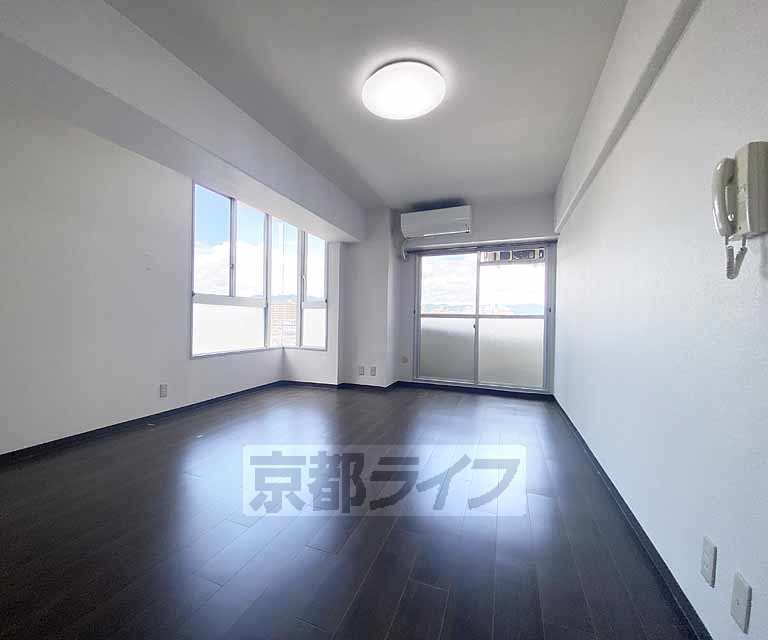 居室・リビング　大きな窓で日当良好です