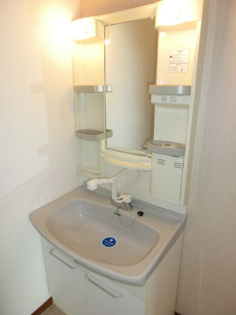 洗面設備　お掃除にも便利なシャンプードレッサー