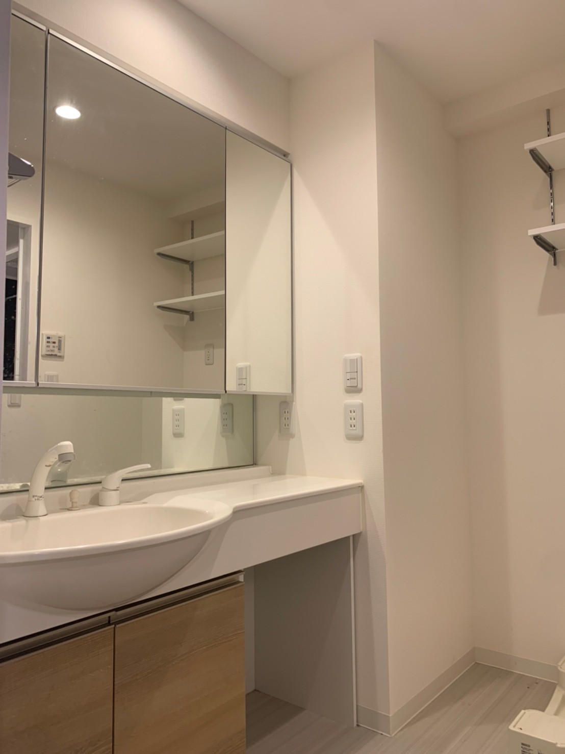 洗面設備　脱衣スペースもあります