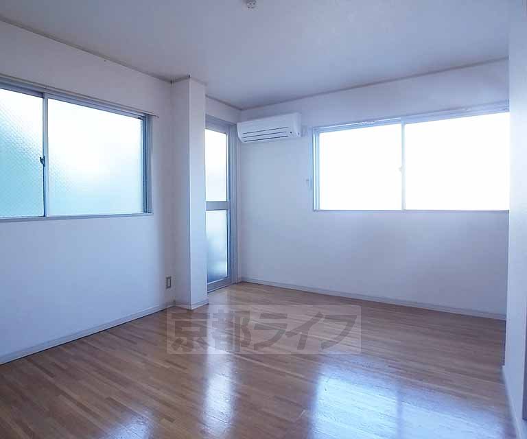 居室・リビング　窓が多くて換気もしやすいです。