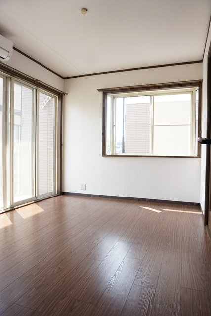 居室・リビング　南西向きの洋室６帖