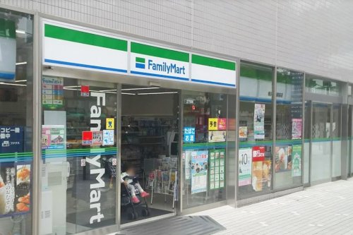 コンビニ　ファミリーマート 横浜星川駅前店（コンビニ）まで242m