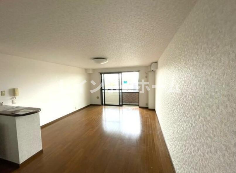 居室・リビング　内装は落ち着いています