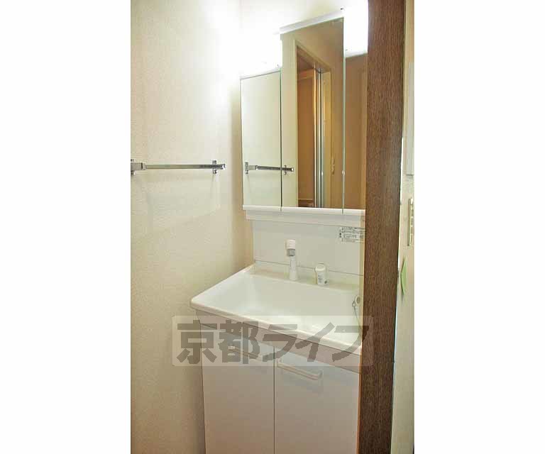 洗面設備　独立洗面台で、朝顔が洗えます