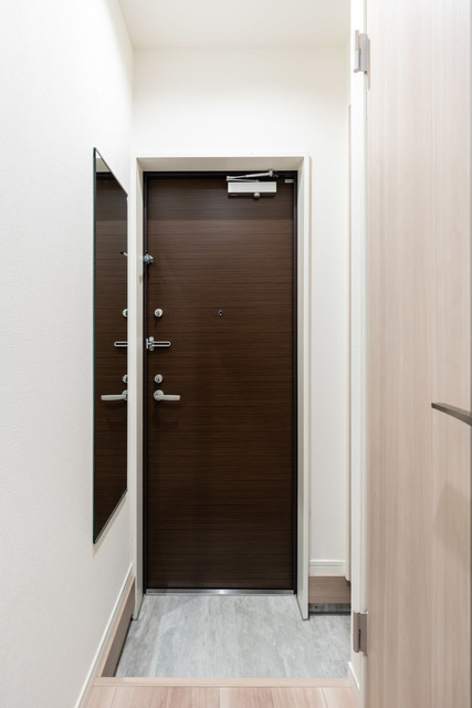 玄関　竣工前写真。写真は同タイプ別部屋です。