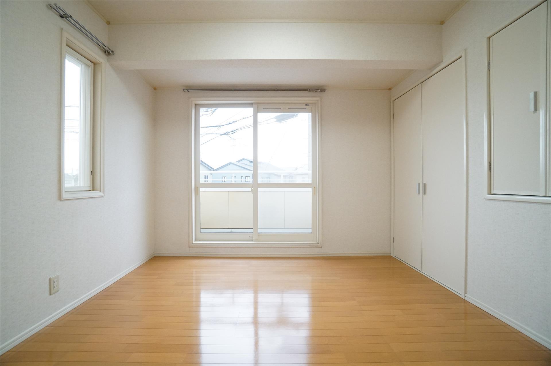 居室・リビング　２F洋室　南向き日当たり良好