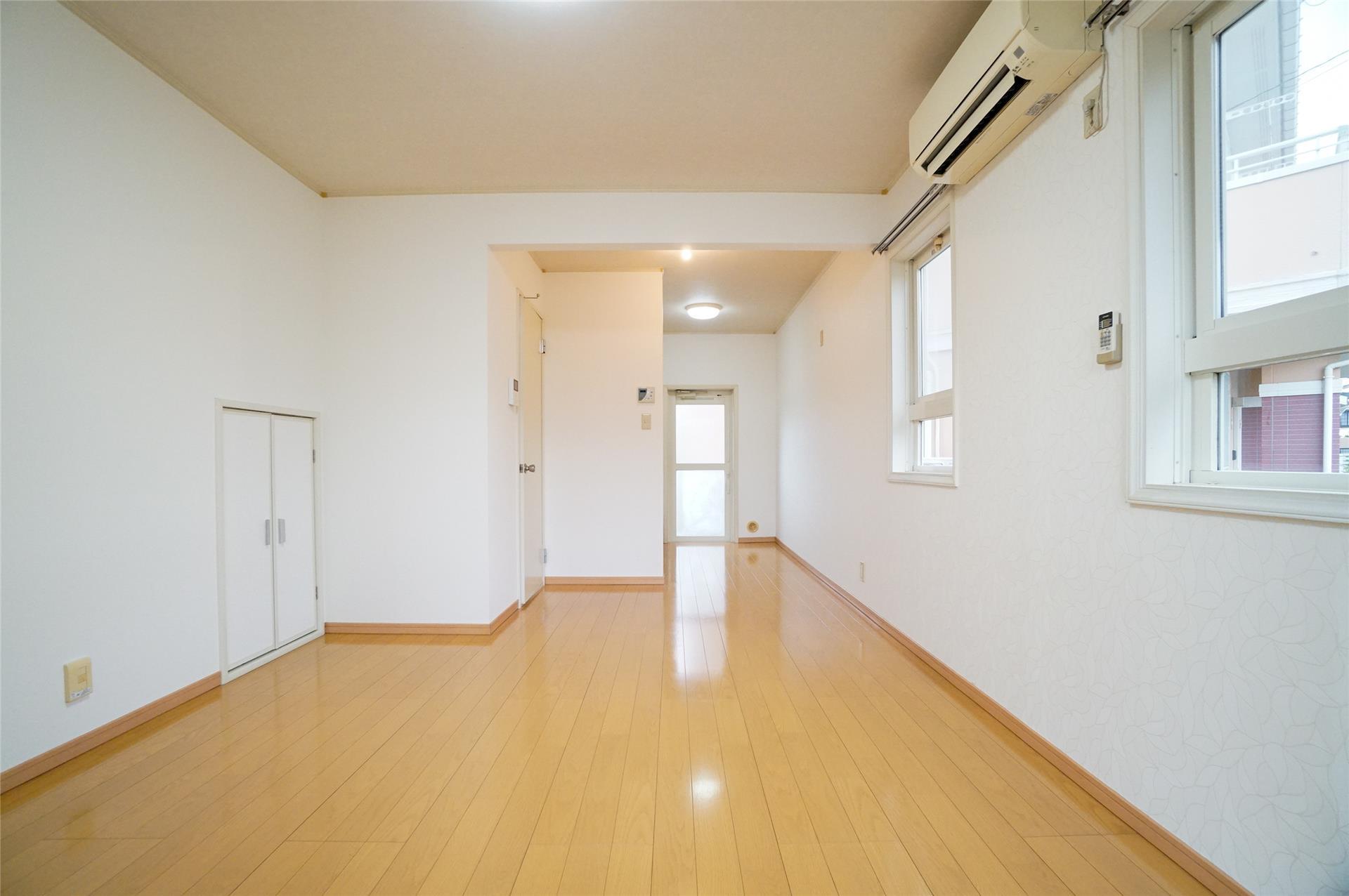 居室・リビング　南面よりキッチン側