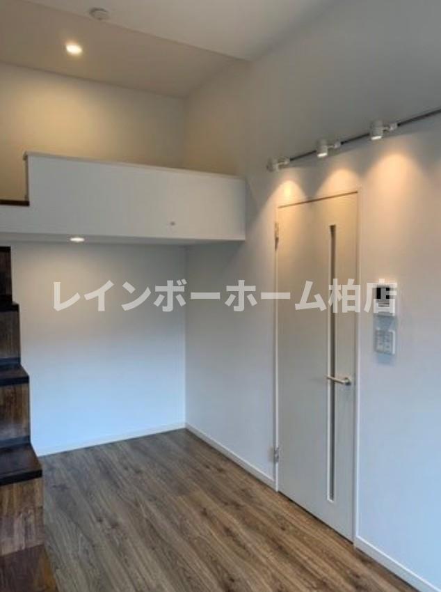 居室・リビング　こちらの居間で趣味の時間をお楽しみください