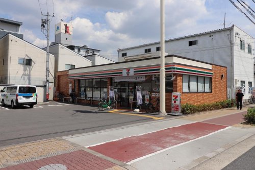 コンビニ　セブンイレブン放出東店（コンビニ）まで445m