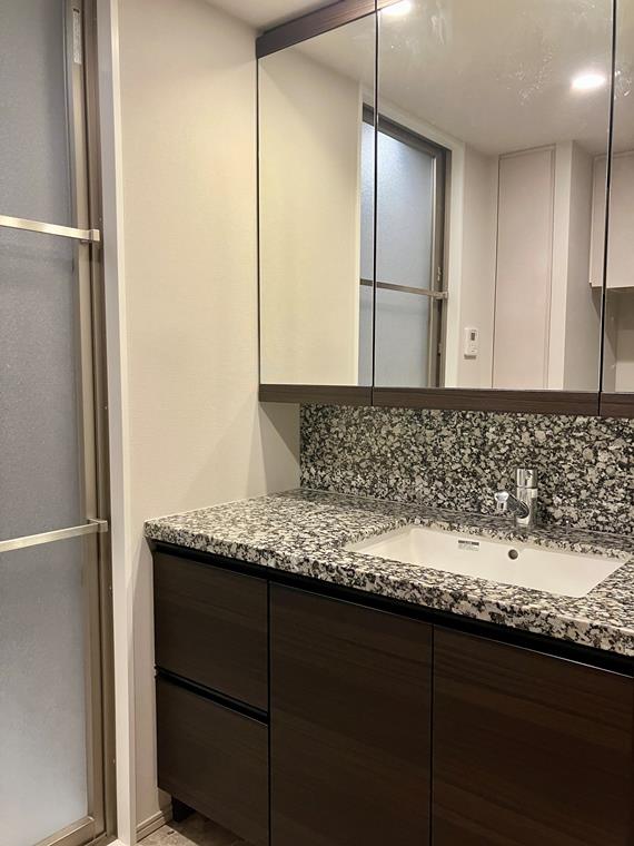 洗面設備　スペースが確保できる洗面所です