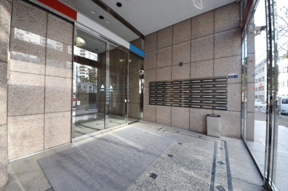 エントランス　落ち着いたエントランスです