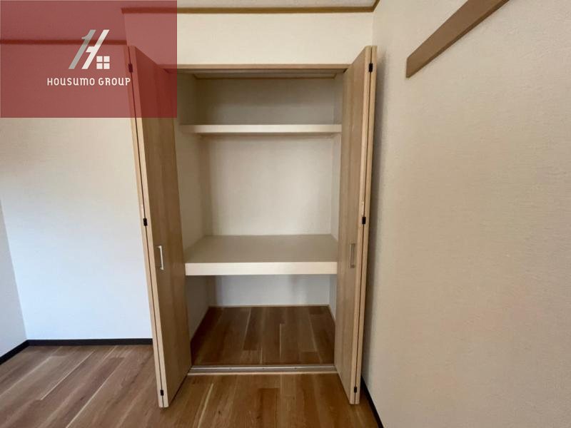 収納　明るい洋室です