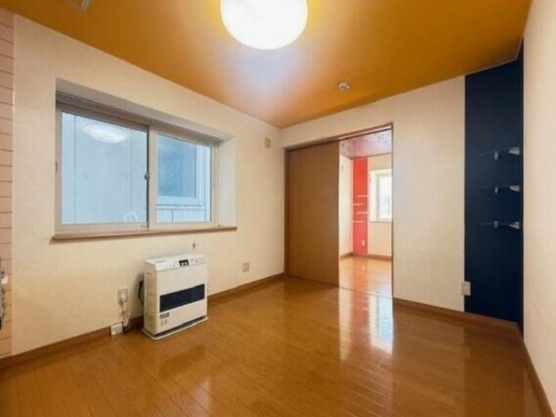 居室・リビング　内装中につき同タイプ別号室の画像です。