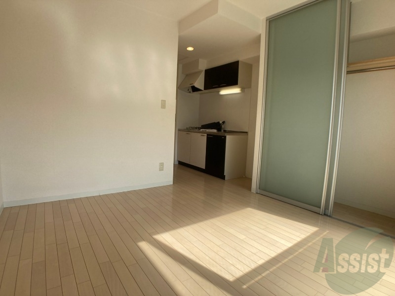 居室・リビング　７．６帖の洋室です。広々として、きれいですね。