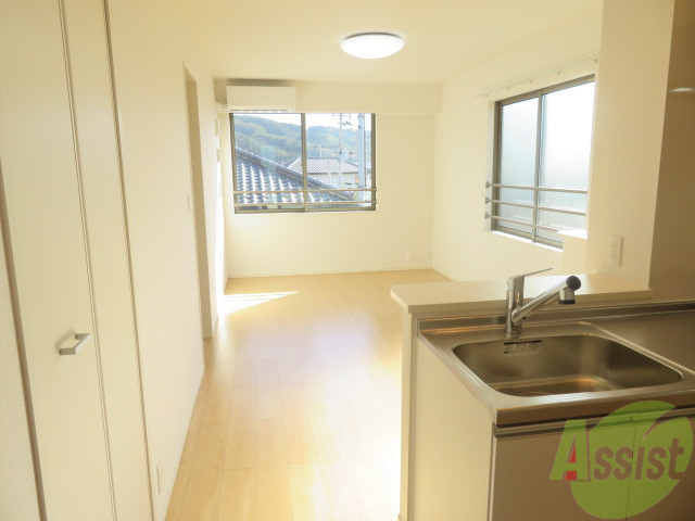 居室・リビング　１２．１帖の洋室です。広々として、きれいですね。