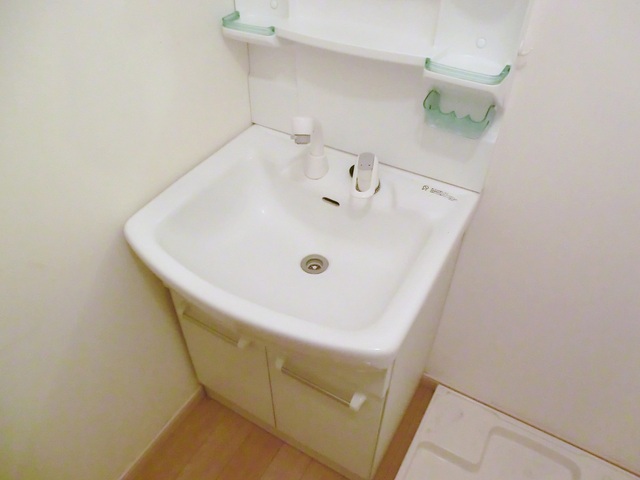 洗面設備　シャンプードレッサー付き独立洗面台です。