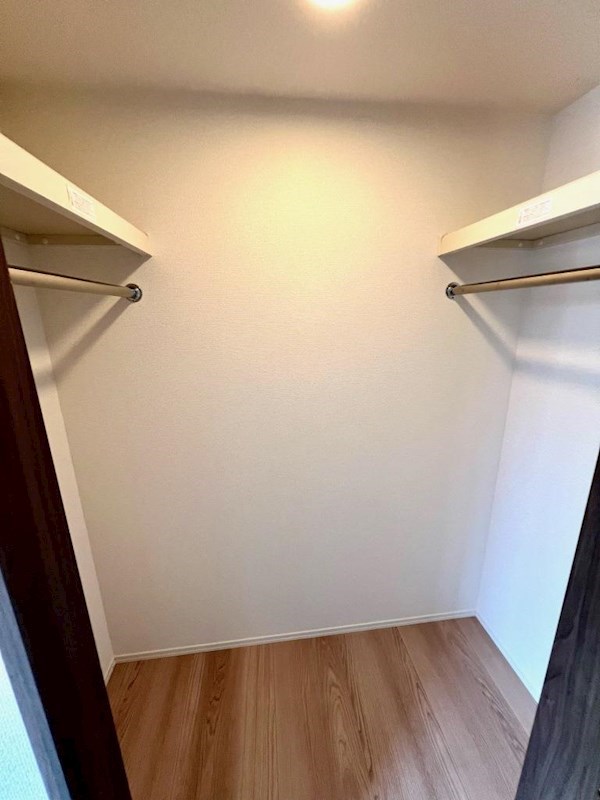 収納　洋室には大切な衣類を収納できるウォークインクローゼット