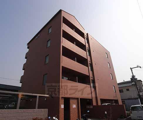 建物外観　赤いレンガのしっかりマンション。