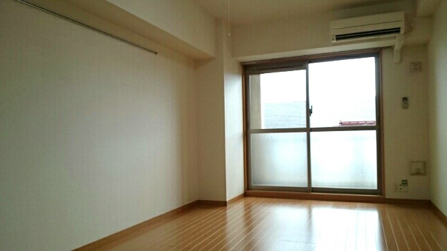 居室・リビング　落ち着いた色合いの床材を使用した居住空間です。