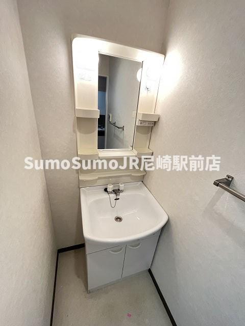 洗面設備　独立洗面化粧台が付いています