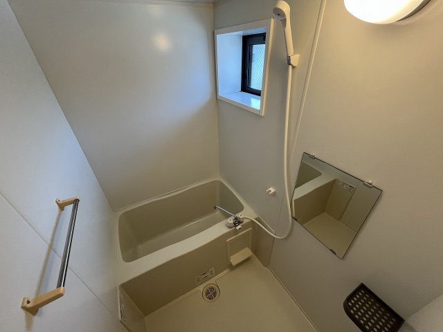 バス・シャワールーム　窓付きで換気も楽々です♪
