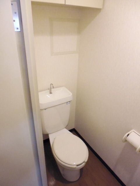 トイレ　★トイレの上部に棚が有ります★