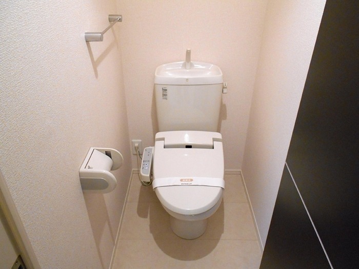 トイレ　温水洗浄便座です。