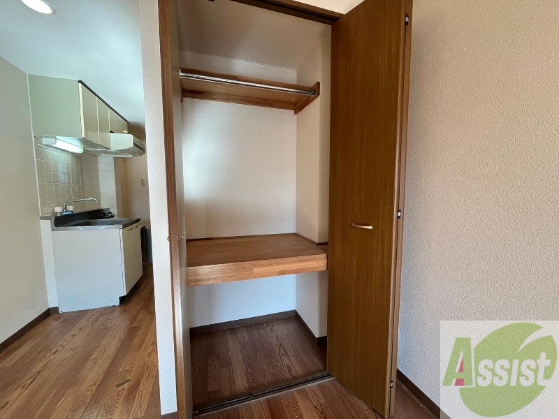 収納　こちらの収納にはハンガーをかけて服もしまえますね。