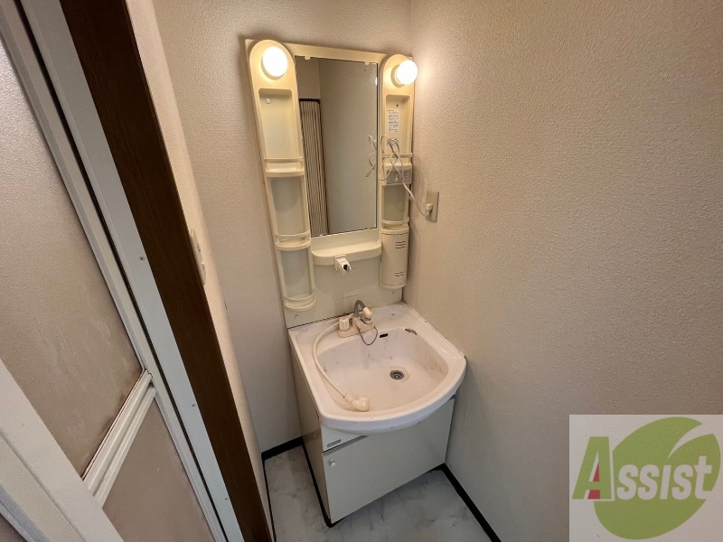 洗面設備　独立洗面台です。大きくてよいですね。シャンプーもできます！