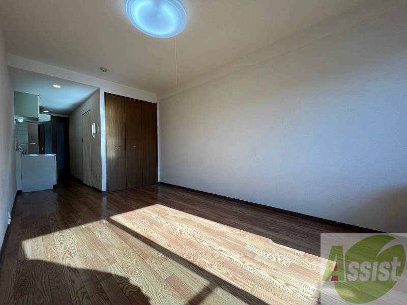 居室・リビング　木目のフローリングは落ち着きのある印象のお部屋になりますね。