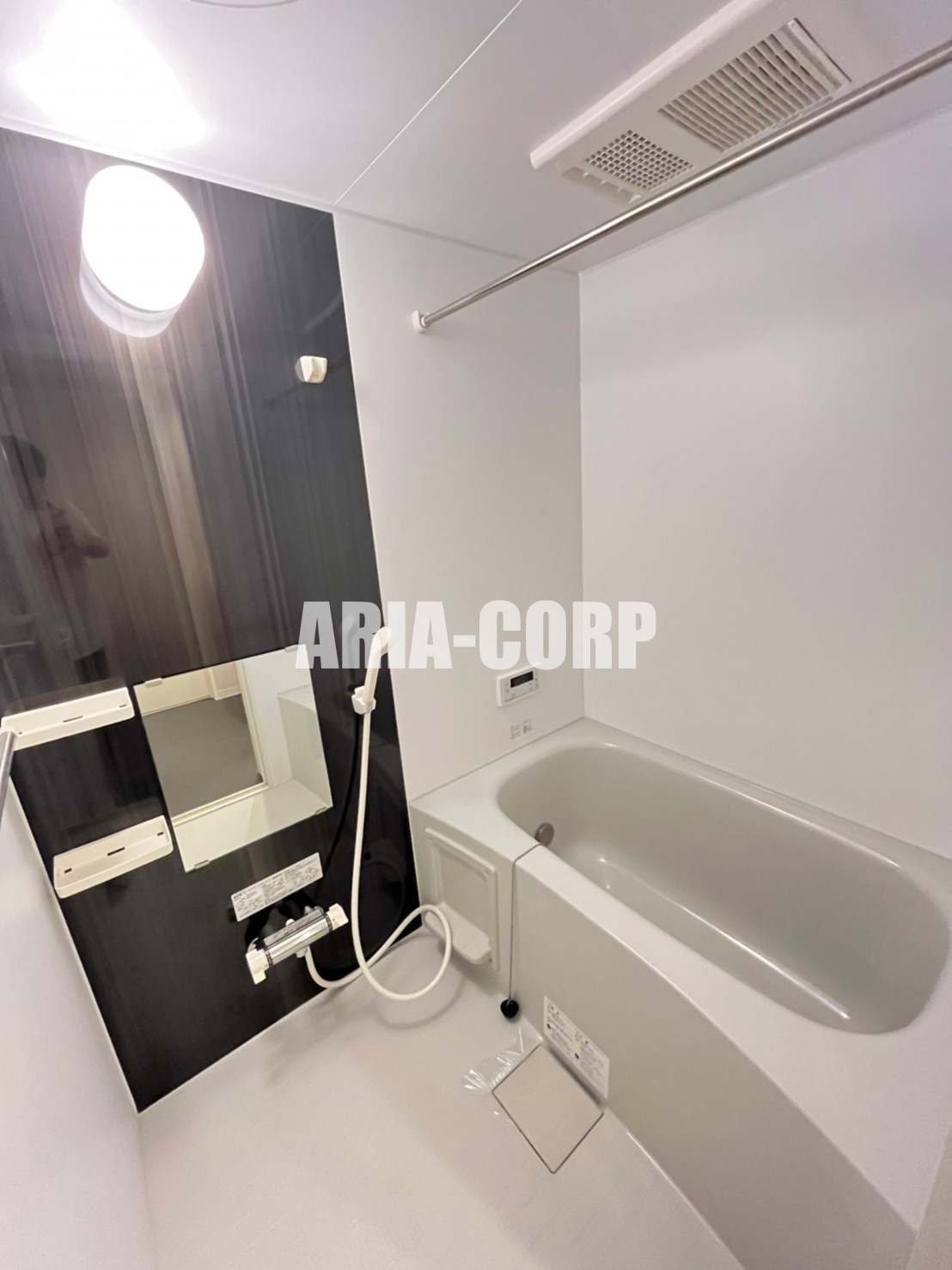 バス・シャワールーム　追焚き浴室乾燥付。カラーパネル採用でお洒落なバスルームです。