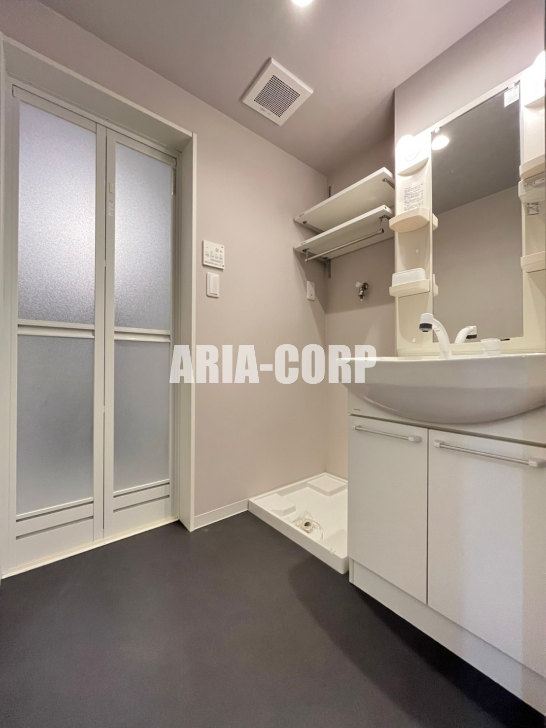 洗面設備　シャンプードレッサー付きの独立洗面台！収納豊富な洗面所♪