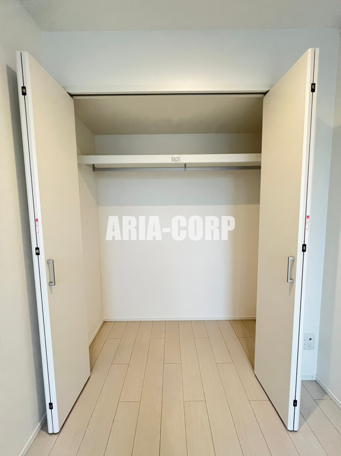 収納　クローゼット、上部にも棚付きでございます♪