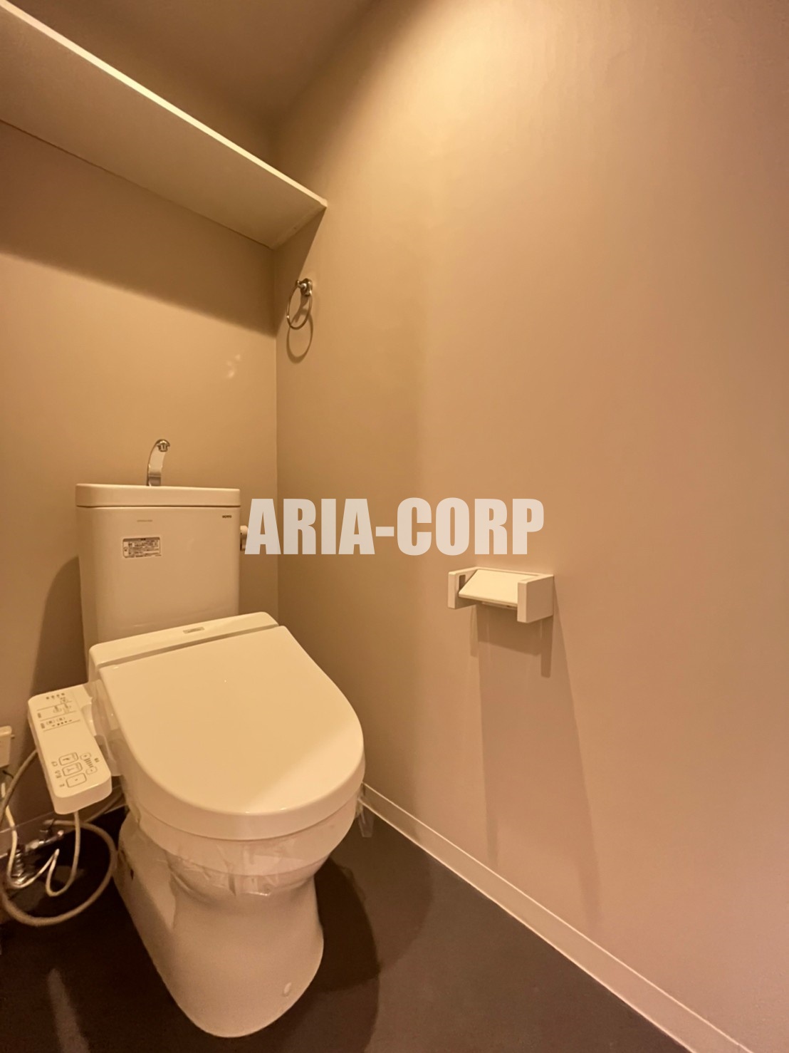 トイレ　ウォシュレット対応♪上部には収納スペースもあります！