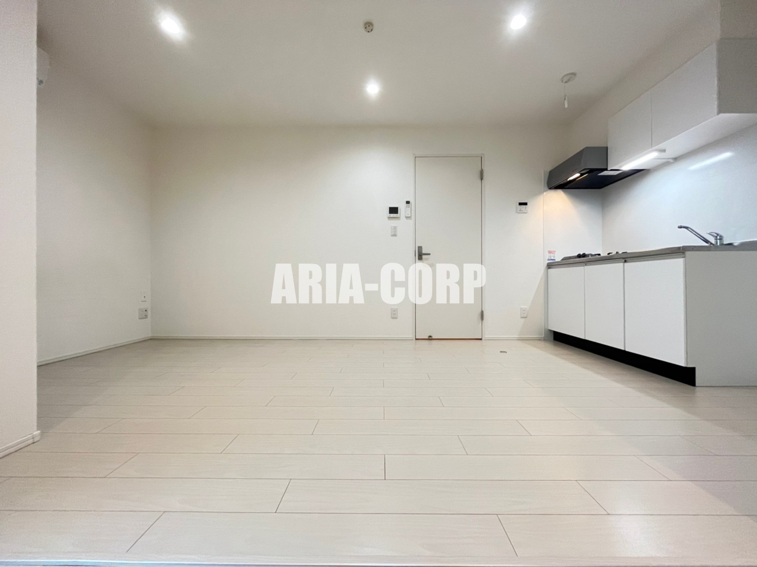 居室・リビング　白を基調としたお洒落なリビング！柱もなく広々した室内です！