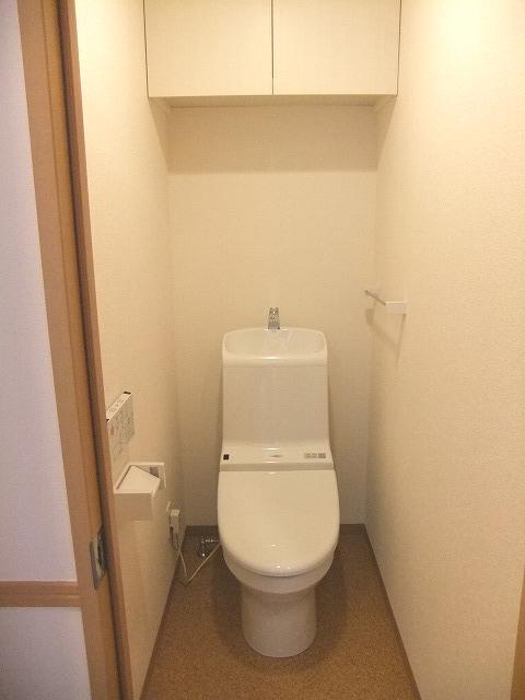 トイレ　写真は同タイプ別室のものです。