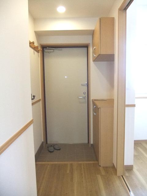 玄関　写真は同タイプ別室のものです。