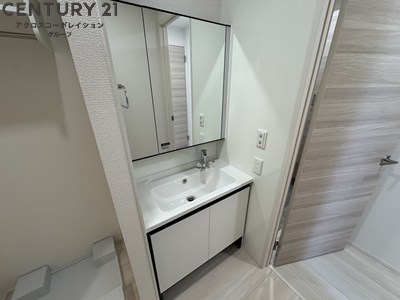 洗面設備　二面鏡の独立洗面台です