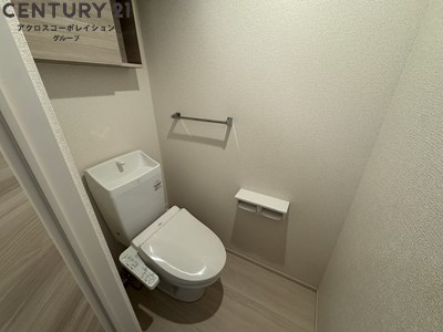 トイレ　収納棚あり・温水洗浄便座完備