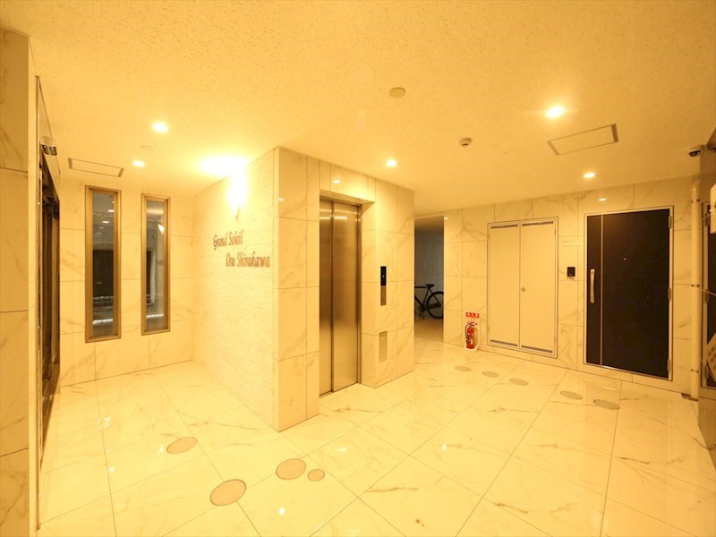 エントランス　エントランス　オートロック付　防犯カメラ有り