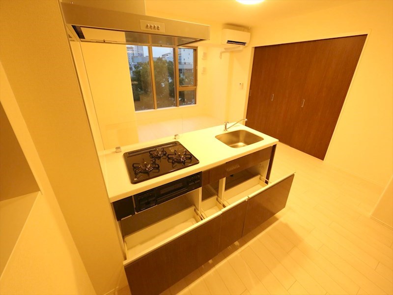 キッチン　システムキッチン（ガス3口コンロ・グリル付）