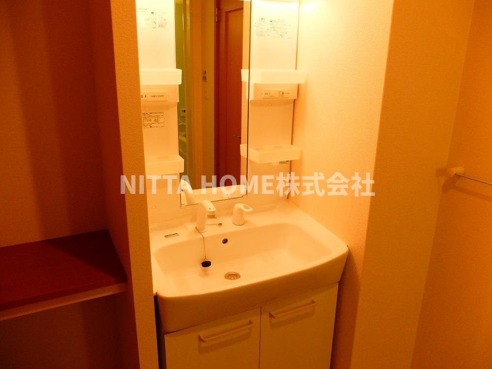 洗面設備　シャワー付洗面台が付いています☆