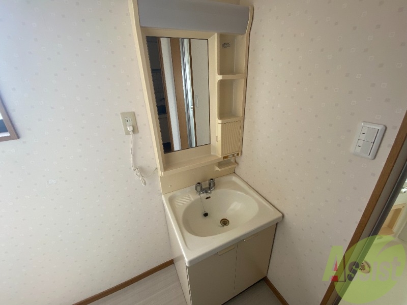 洗面設備　独立洗面化粧台です。朝の身支度はこちらで。