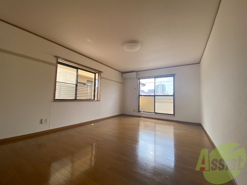 居室・リビング　陽当たり良好で、広々とした１０帖リビング。